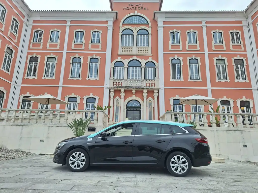 Carrinha Renault Mégane do Táxi Pedro Santos em frente ao Palace Monte Real