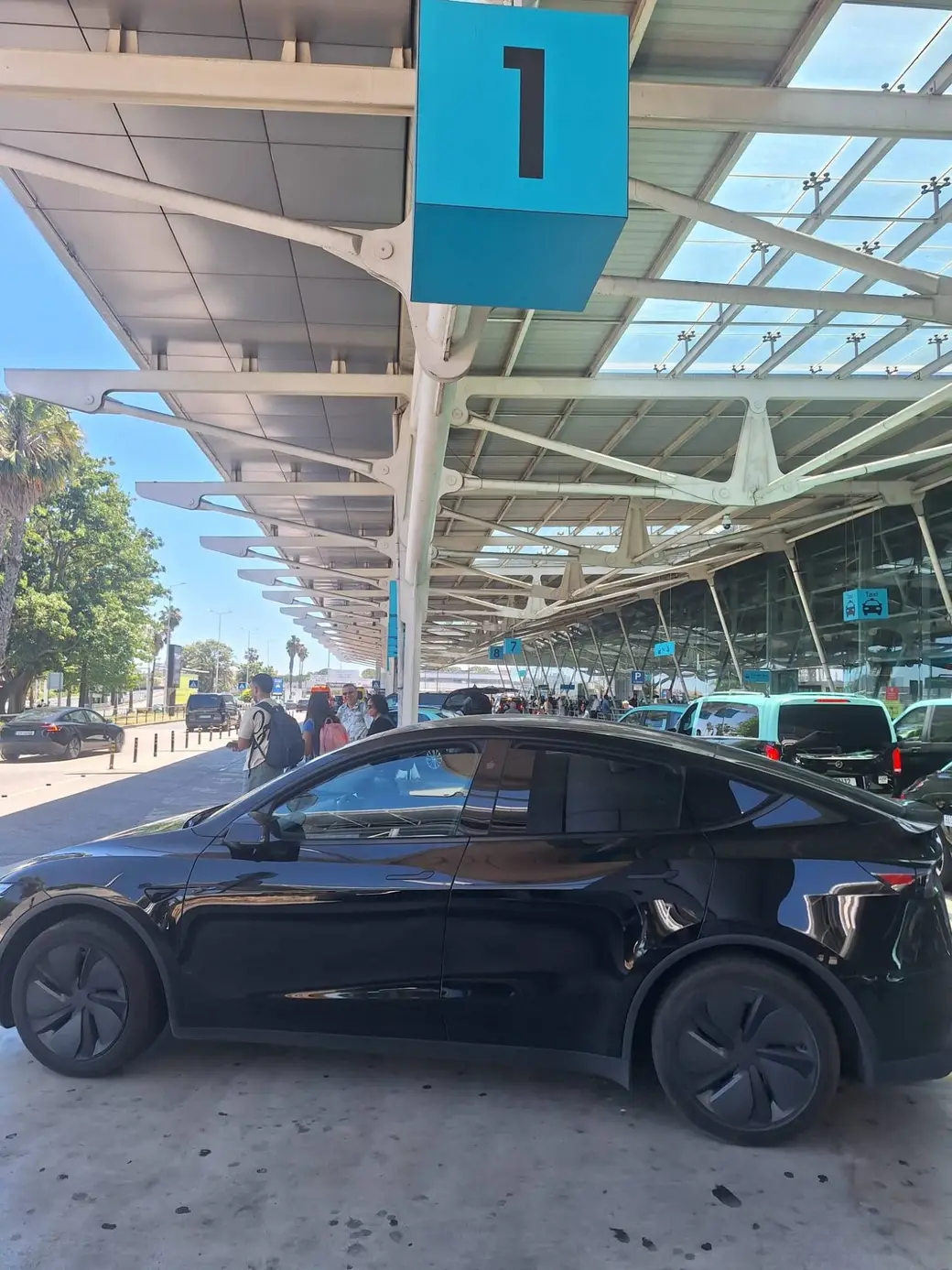 Táxi do Pedro Santos nas Partidas do Terminal 1 do Aeroporto de Lisboa
