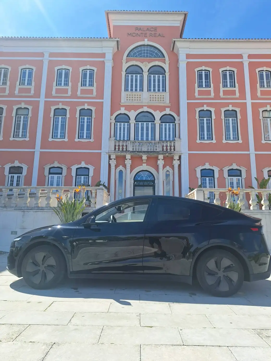 Tesla Model Y preto do Táxi Pedro Santos em frente ao Palace Monte Real