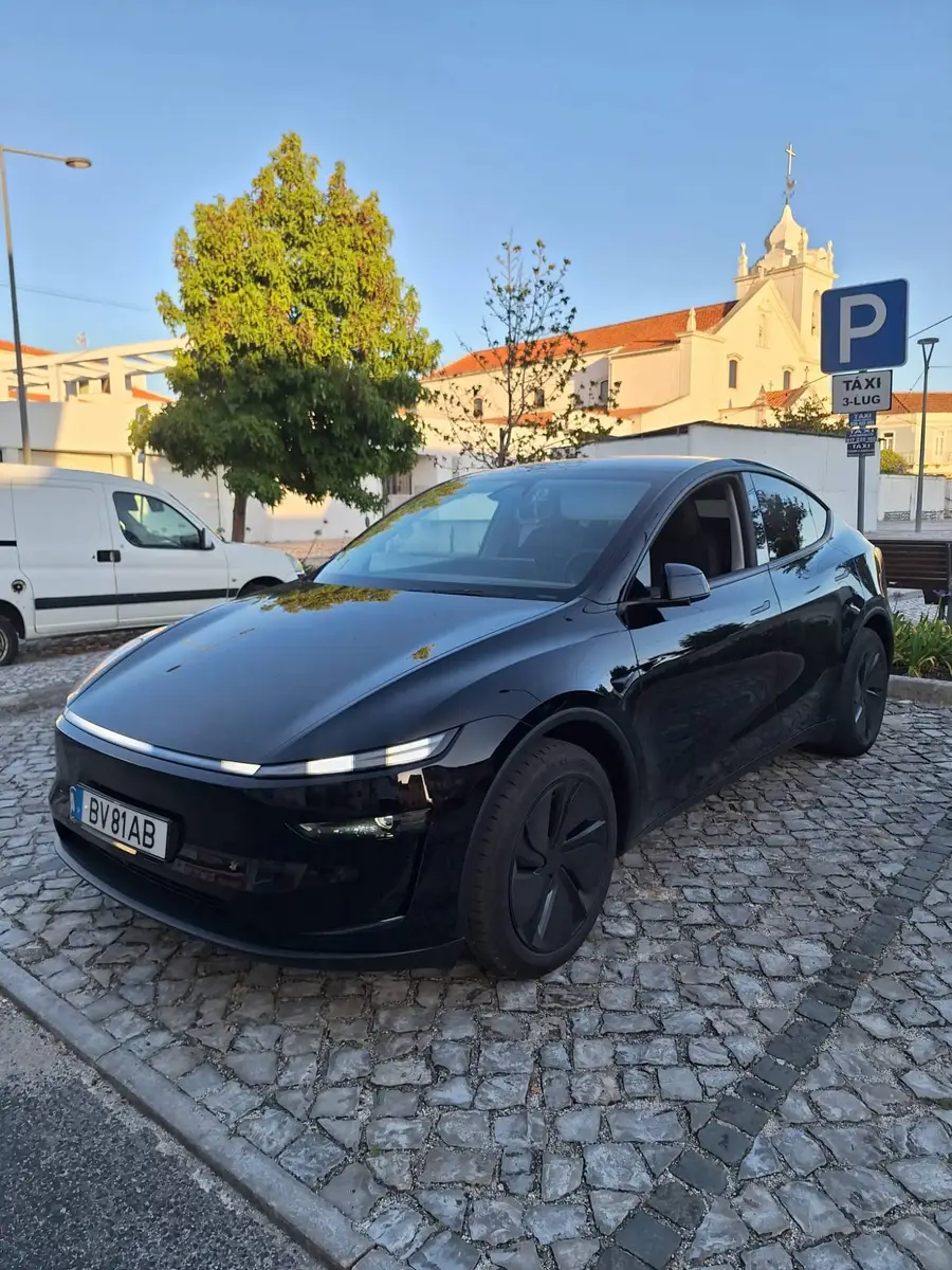 Táxi do Pedro Santos na praça de táxis de Vieira de Leiria, ao fim da tarde